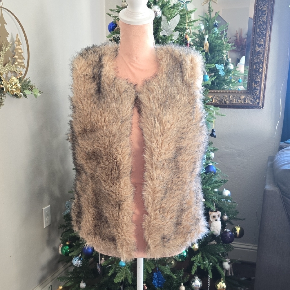 BB Dakota Faux Fur Vest in Fox Tan Size Medium
